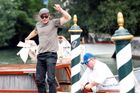 Brad Pitt přijíždí na festival lodním taxíkem.