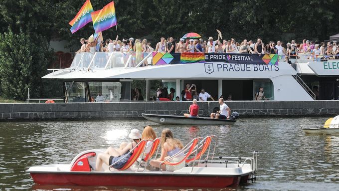 Foto: Prague Pride jinak. Duhový průvod nahradily lodě a party se stovkami lidí