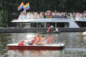 Průvod Prague Pride se letos kvůli koronaviru nekonal, nahradily ho lodě na Vltavě