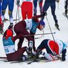 ZOH 2018, skiatlon: pád po startu (Denis Špicov, Andrej Larkov a Simen Hegstad Krüger)