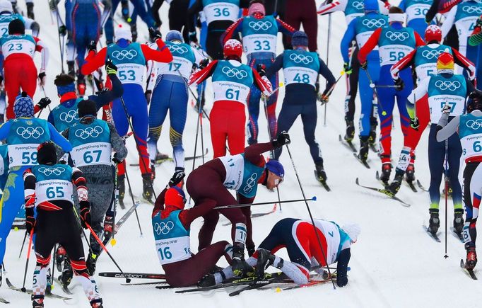 ZOH 2018, skiatlon: pád po startu (Denis Špicov, Andrej Larkov a Simen Hegstad Krüger)