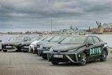 Jenomže ekologický zelený vodík firma zatím nemá k dispozici a především je v Dánsku ani ne 150 vodíkových aut, většinou jde o taxíky - v listopadu 2021 se do ulic Kodaně vydala flotila více než stovky vozů Toyota Mirai.