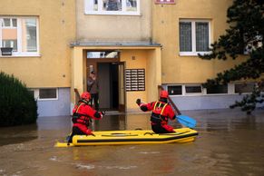 Lidé v Opavě přežívají na betonových ostrůvcích. Když bude hůř, vylezeme výš, hájí se