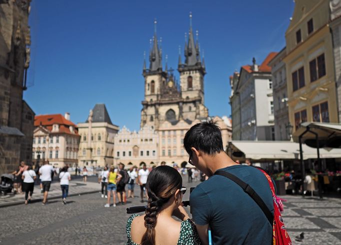 Turisté v Praze, ilustrační foto.