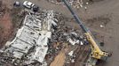 An aerial view of damage at Plaza Towers Elementary School is shown in Moore, Oklahoma May 21, 2013, in the aftermath of a tornado which ravaged the suburb of Oklahoma City . Rescuers went building to building in search of victims and survivors picked through the rubble of their shattered homes on Tuesday, a day after a massive tornado tore through the Oklahoma City suburb of Moore, wiping out blocks of houses and killing at least 24 people. REUTERS/Rick Wilking (UNITED STATES - Tags: DISASTER ENVIRONMENT) Published: Kvě. 22, 2013, 2:40 dop.