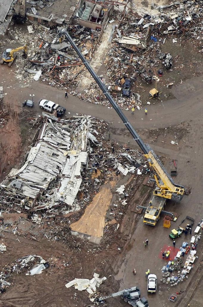 An aerial view of damage at Plaza Towers Elementary School is shown in Moore, Oklahoma May 21, 2013, in the aftermath of a tornado which ravaged the suburb of Oklahoma City . Rescuers went building to building in search of victims and survivors picked through the rubble of their shattered homes on Tuesday, a day after a massive tornado tore through the Oklahoma City suburb of Moore, wiping out blocks of houses and killing at least 24 people. REUTERS/Rick Wilking (UNITED STATES - Tags: DISASTER ENVIRONMENT) Published: Kvě. 22, 2013, 2:40 dop.