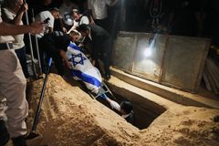 Hamás hledá těla rukojmích. Do Pásma Gazy y vstoupil egyptský tým