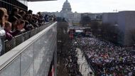 Ve Washingtonu se na demonstraci za zpřísnění pravidel pro držení zbraní sešly desetitisíce či statisíce lidí, jak je vidět z balkonu budovy Newseum.