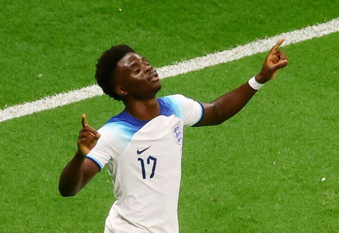 Bukayo Saka slaví gól v osmifinále MS 2022 Anglie - Senegal