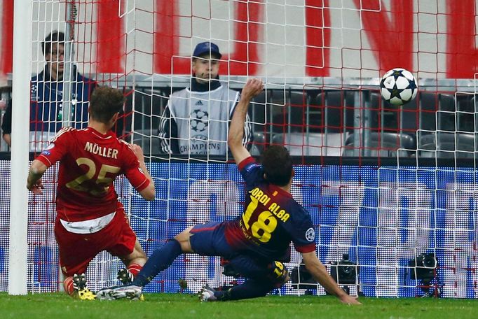 LM, Bayern - Barcelona: Thomas Müller, gól na 4:0; Jordi Alba