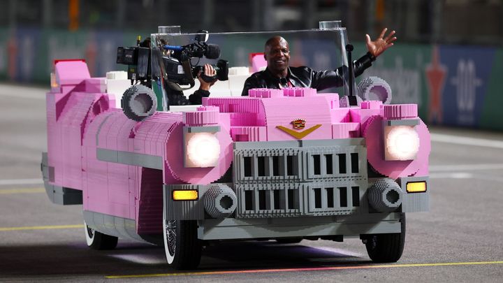 Kladenská hvězda překvapila Las Vegas. Růžový Cadillac z Lega vezl piloty formule 1; Zdroj foto: Formula 1