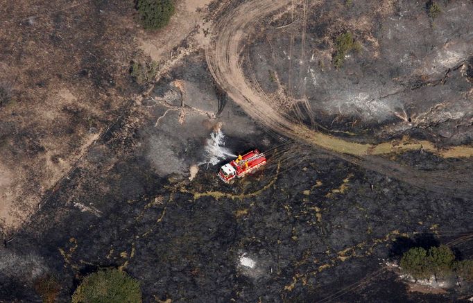 Oheň se šíří rychle kvůli silnému větru, je viditelný i na satelitních snímcích NASA. Meteorologové na neděli slibují určité ochlazení, které by mělo požáry zbrzdit.