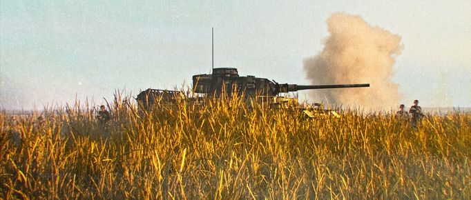 Snímek ze seriálu Liberator: Operace Avalanche.