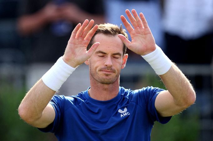 FILE PHOTO: Tennis - Queen's Club Championships - The Queen's Club, London, Britain - June 19, 2024 Britain's Andy Murray salutes the spectators after retiring due to inj