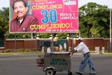 Vlast a svoboda, slavíme 30 let. Skvělý hot dog a billboard s Danielem Ortegou v Manague.