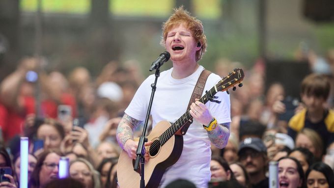 Ed Sheeran na snímku z loňského června, kdy koncertoval před newyorským komplexem Rockefeller Center.