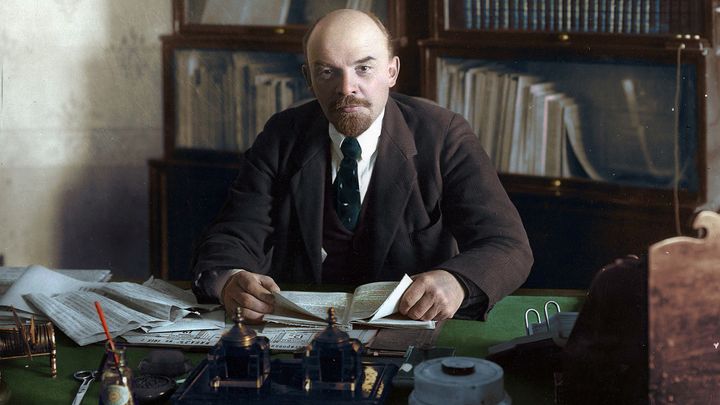 Lenin na kolorovaných snímcích: Parlament je žvanírna a kapitalisty pověsíme, říkával