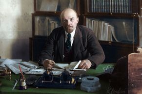 Lenin na kolorovaných fotkách: Parlament je žvanírna a kapitalisty pověsíme, říkával