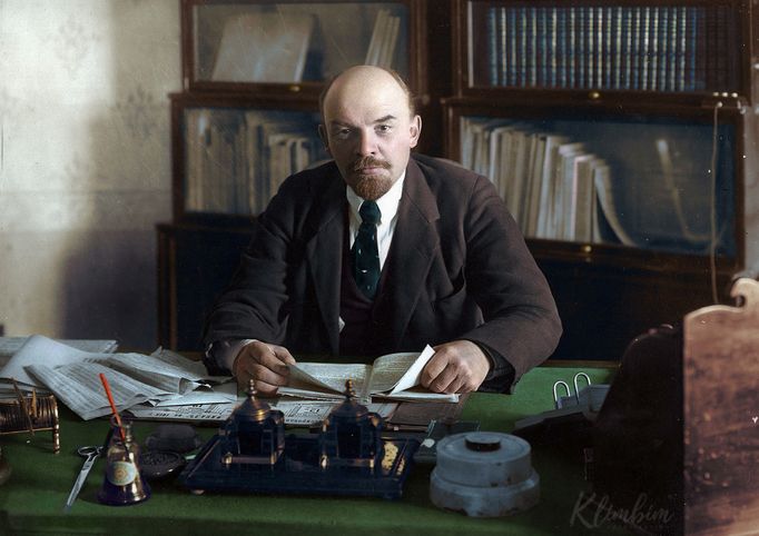 Vladimír Iljič Lenin za psacím stolem ve své kanceláři v Kremlu, Moskva. 16. října 1918. Kolorovaná fotografie