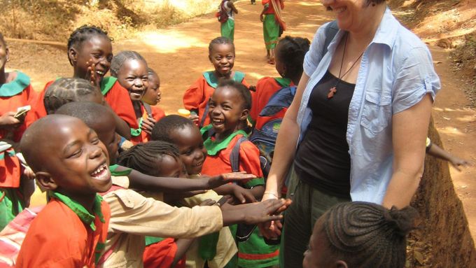 Ludmila Böhmová se ve Středoafrické republice stará o vzdělání malých školáků. V Česku se pak stará o svých osmnáct vnoučat.