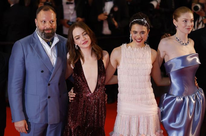 Režisér Yorgos Lanthimos a herečky Emma Stone, Margaret Qualley a Hunter Schafer.