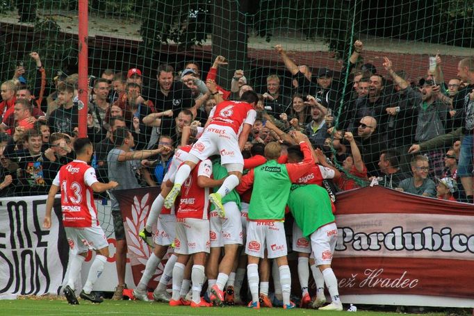 Fotbalisté Pardubic slaví postup do první ligy