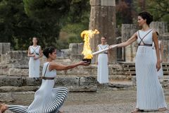 Velekněžky porušily tradici. Zapálení olympijského ohně musel obstarat záložní plamen