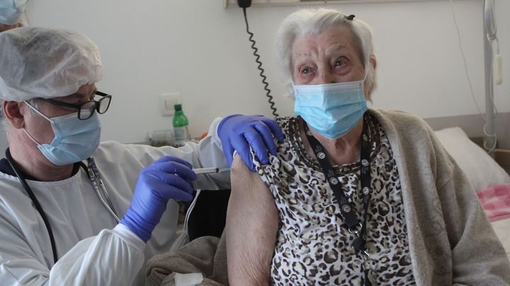 Jsou očkovaní, přesto nemocní. Vakcíny ale fungují, říkají experti a vysvětlují proč; Zdroj foto: Reuters