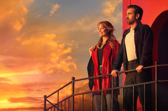 Margot Robbie jako Sarah a Colin Farrell v roli Davida ve filmu Velká odvážná nádherná cesta (2025).