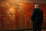 Americký prezident George W. Bush sleduje pamětní zeď naproti WTC