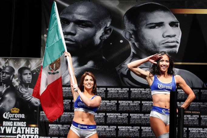 Cheerleaders při poslední tiskové konferenci a vážení před boxerským utkáním Cotto - Mayweather jr..