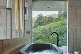 Součástí pokojů je soukromá koupelna, která nabízí výhled do tropického pralesa.