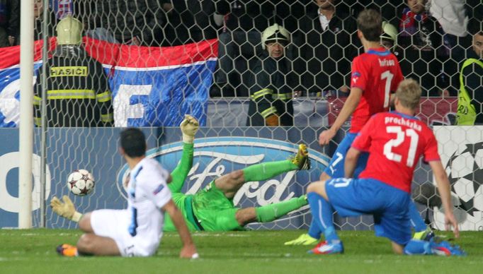 Plzeň vs. Manchester City, utkání Ligy mistrů (Agüero dává gól)