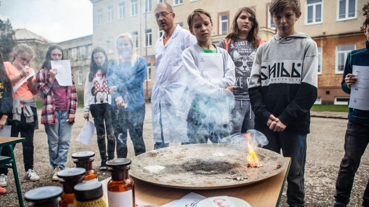 Z chemie udělali učitelé nudu. Někdy mám i očouzené stropy, říká její popularizátor; Zdroj foto: Václav Vašků