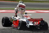 Pilot Force India Giancarlo Fisichella vylézá ze svého monopostu po střetu s Kazuki Nakajimou na Velké ceně Turecka.