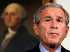 Bush chtěl být izolacionistou, nakonec kladl větší důraz na zahraniční politiku než Clinton