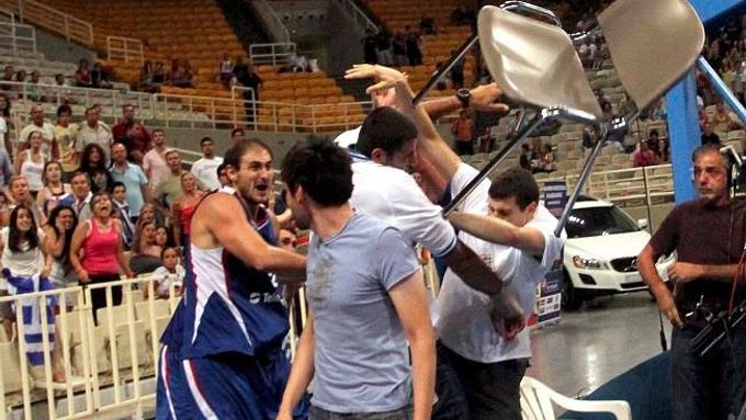 Při potyčce mezi řeckými a srbskými hráči létaly i židle