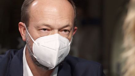 Tym: Stát prodělal miliardy, respirátory měly podvodné razítko a mohly ohrozit zdraví