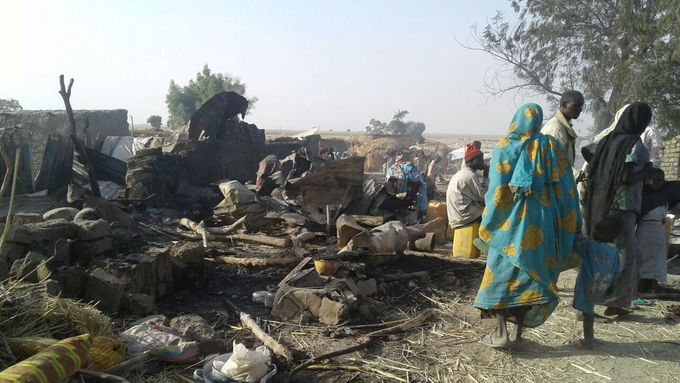Uprchlický tábor v Nigérii, který omylem vybombardovala tamní armáda.