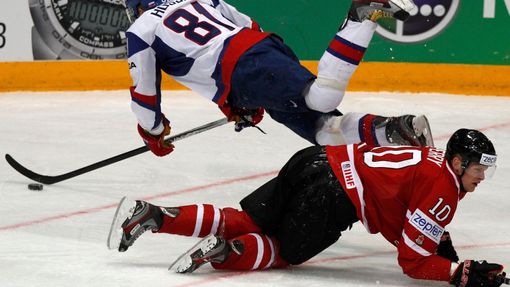 Marcel Hossa a Corey Perry bojují o puk v utkání MS v hokeji 2012 Kanada - Slovensko.