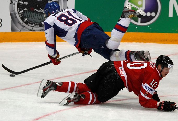 Marcel Hossa a Corey Perry bojují o puk v utkání MS v hokeji 2012 Kanada - Slovensko.