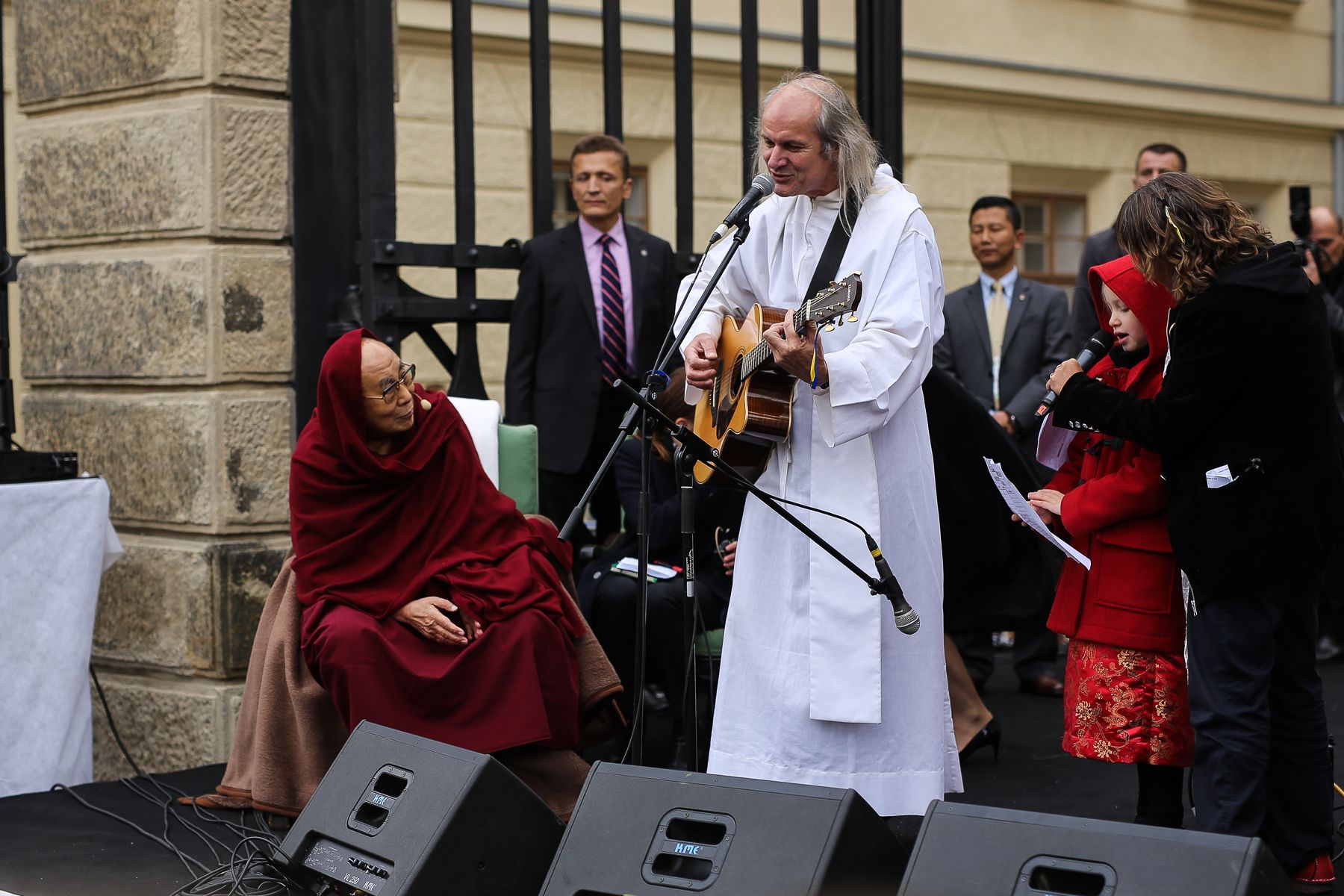 Dalajlama v Praze - přivítání na Hradčanském náměstí