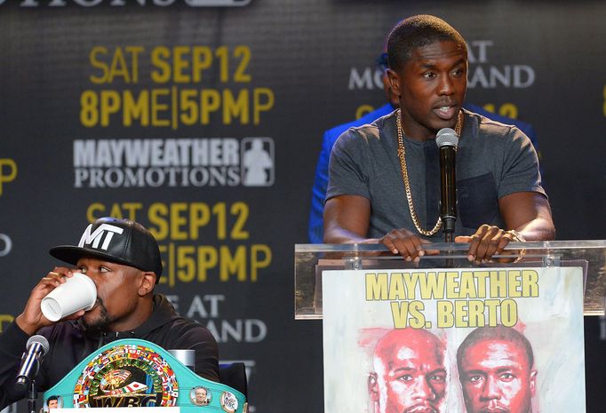 Tisková konference Floyd Mayweather vs. André Berto