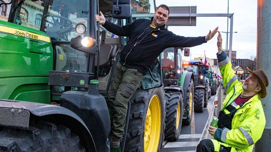 Foto: Polní kuchyně u ministerstva, stovky traktorů na magistrále. Kolaps nenastal