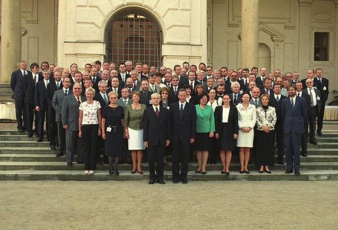 Čeští velvyslanci. Hlavy všech zastupitelských úřadů ČR ve světě se jednou za rok sjedou na pravidelné konzultace do Prahy. Fotografie ze srpna 2003.