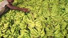 A vendor displays bananas at his stall in Somalia capital Mogadishu as Muslims prepare for the fasting month of Ramadan, the holiest month in the Islamic calendar, July 8 2013. REUTERS/Feisal Omar (SOMALIA - Tags: FOOD SOCIETY RELIGION) Published: Čec. 8, 2013, 12:05 odp.