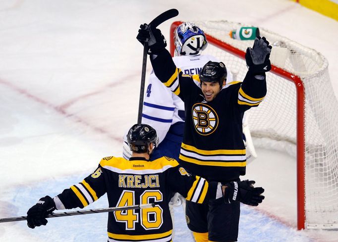 Hráči Bostonu Nathan Horton a David Krejčí se radují z gólu v 1. kole play off proti Torontu