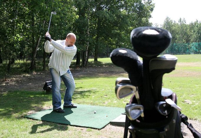 Miloslav Fučík tou dobou trénoval na okraji Klánovického lesa odpaly. Společnost Forest Golf Resort totiž před rokem vybudovala na malém soukromém pozemku tréninkový areál. Rekonstrukce se dočkala také původní golfová klubovna, ve které je nyní restaurace.