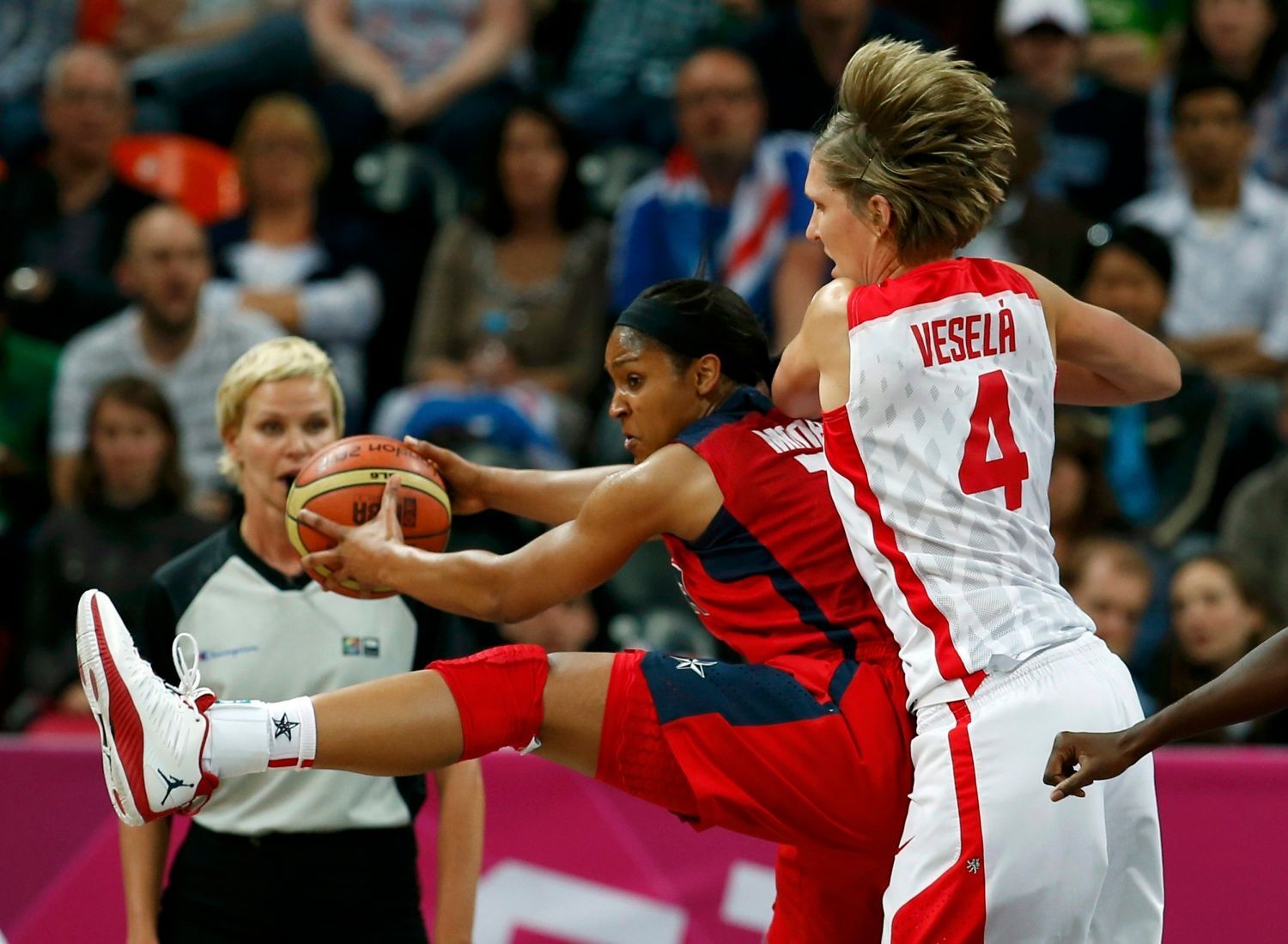 Česká basketbalistka Jana Veselá se snaží bránit Mayu Mooreovou v utkání skupiny A na OH 2012 v Londýně.