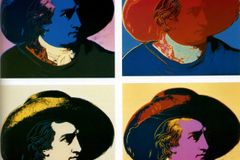 Warholovy obrazy přijel do Prahy představit jeho synovec